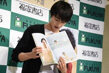 “沖縄×結木滉星”というテーマに沿って、お気に入りのページを選んだ結木滉星。