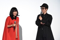 広瀬すず（左）に「ヘリコプターに乗りなよ」とリクエストするリリー・フランキー（右）。