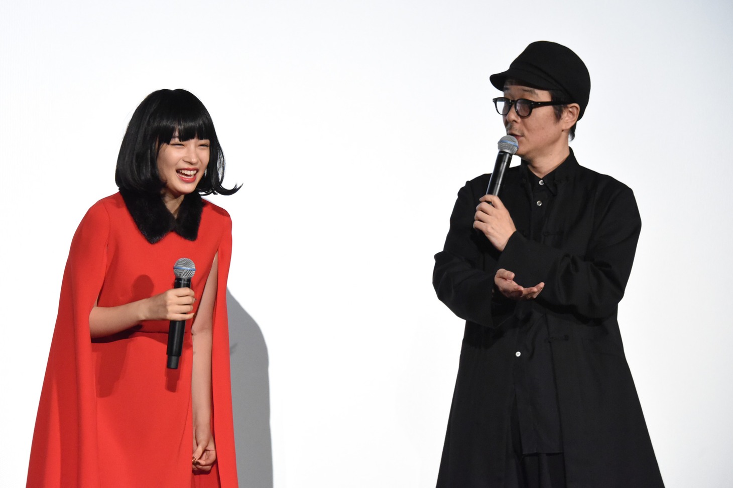 広瀬すず（左）に「ヘリコプターに乗りなよ」とリクエストするリリー・フランキー（右）。