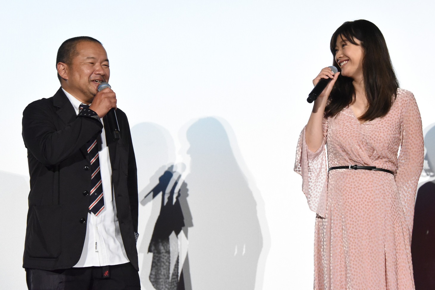 篠原涼子（右）に「篠原さんがサメに襲われるシーンを入れておけばよかった」と述べる大根仁（左）。
