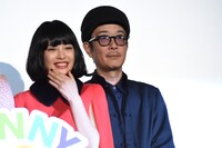 フォトセッション中に「もっと内側に」と言われ、広瀬すず（左）に寄り添うリリー・フランキー（右）。