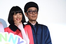 フォトセッション中に「もっと内側に」と言われ、広瀬すず（左）に寄り添うリリー・フランキー（右）。