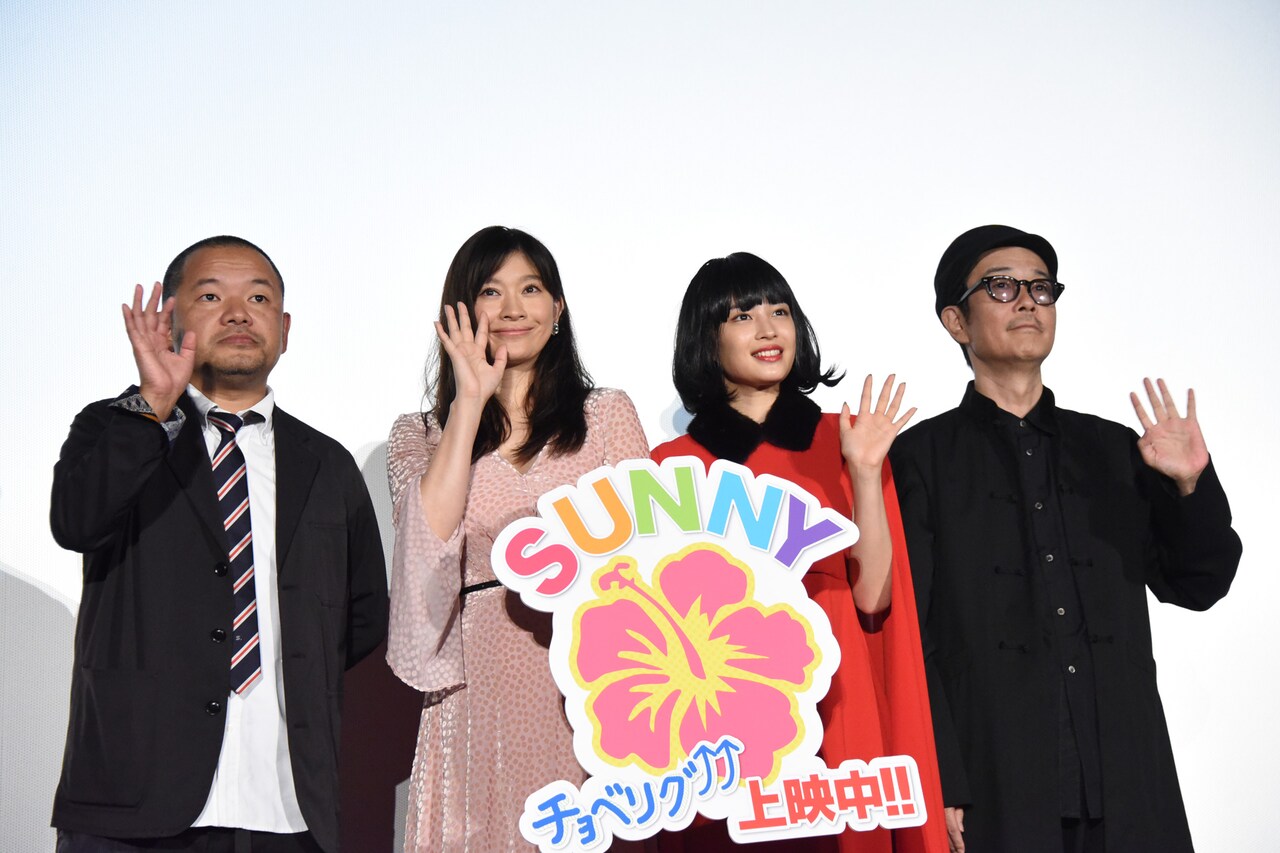 「SUNNY 強い気持ち・強い愛」大ヒット御礼舞台挨拶の様子。左から大根仁、篠原涼子、広瀬すず、リリー・フランキー。