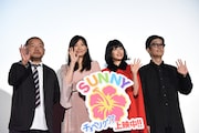 「SUNNY 強い気持ち・強い愛」大ヒット御礼舞台挨拶の様子。左から大根仁、篠原涼子、広瀬すず、リリー・フランキー。