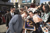 ファンと記念撮影するジャック・ブラック（左）。