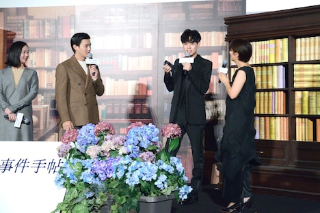 汗をかきすぎて心配される成田凌（中央右）。