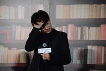 ハンカチで汗を拭く成田凌。