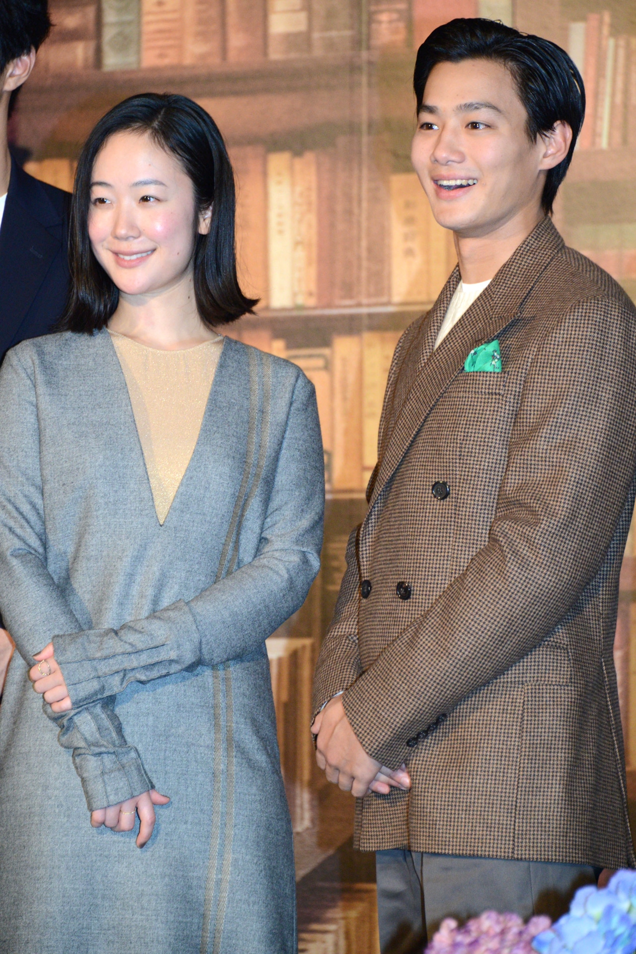 左から黒木華、野村周平。
