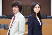 左から宇津井秀樹役の丸山隆平、天吹芽依子役の松嶋菜々子。