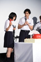 山田裕貴（右）にケーキを食べさせようとする松本穂香（左）。