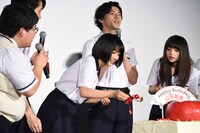 ケーキをすくう松本穂香（中央）。