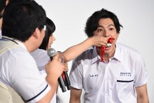 山田裕貴（右）にケーキを食べさせる松本穂香。