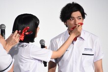 山田裕貴（右）にケーキを食べさせる松本穂香（左）。