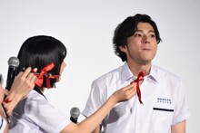 ケーキを食べる山田裕貴。