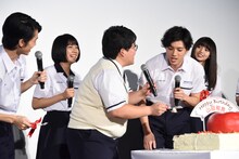 山田裕貴（右）にケーキを食べさせようとする遊佐亮介（左）。