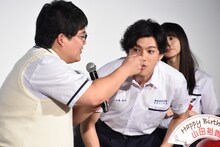 山田裕貴（右）にケーキを食べさせる遊佐亮介（左）。