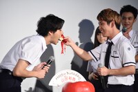 山田裕貴（左）にケーキを食べさせる佐久本宝（右）。