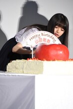 ケーキをすくう齋藤飛鳥。