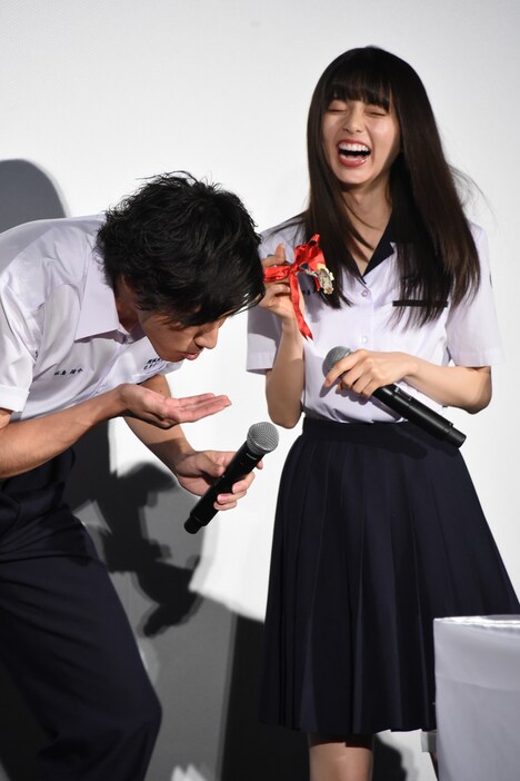 ケーキを食べる山田裕貴（左）とそれを見て笑う齋藤飛鳥（右）。