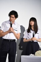 左から山田裕貴、齋藤飛鳥。