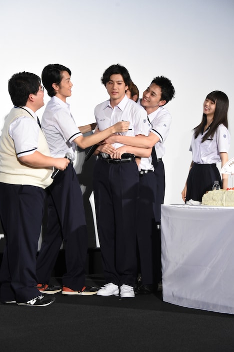 泣いている山田裕貴（中央）を抱きしめる男性キャストたち。