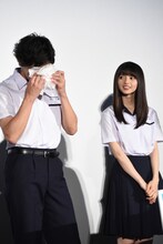 左からハンカチで涙を拭う山田裕貴、齋藤飛鳥。