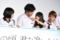 「あの頃、君を追いかけた」完成披露試写会の様子。