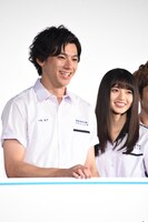 左から山田裕貴、齋藤飛鳥。