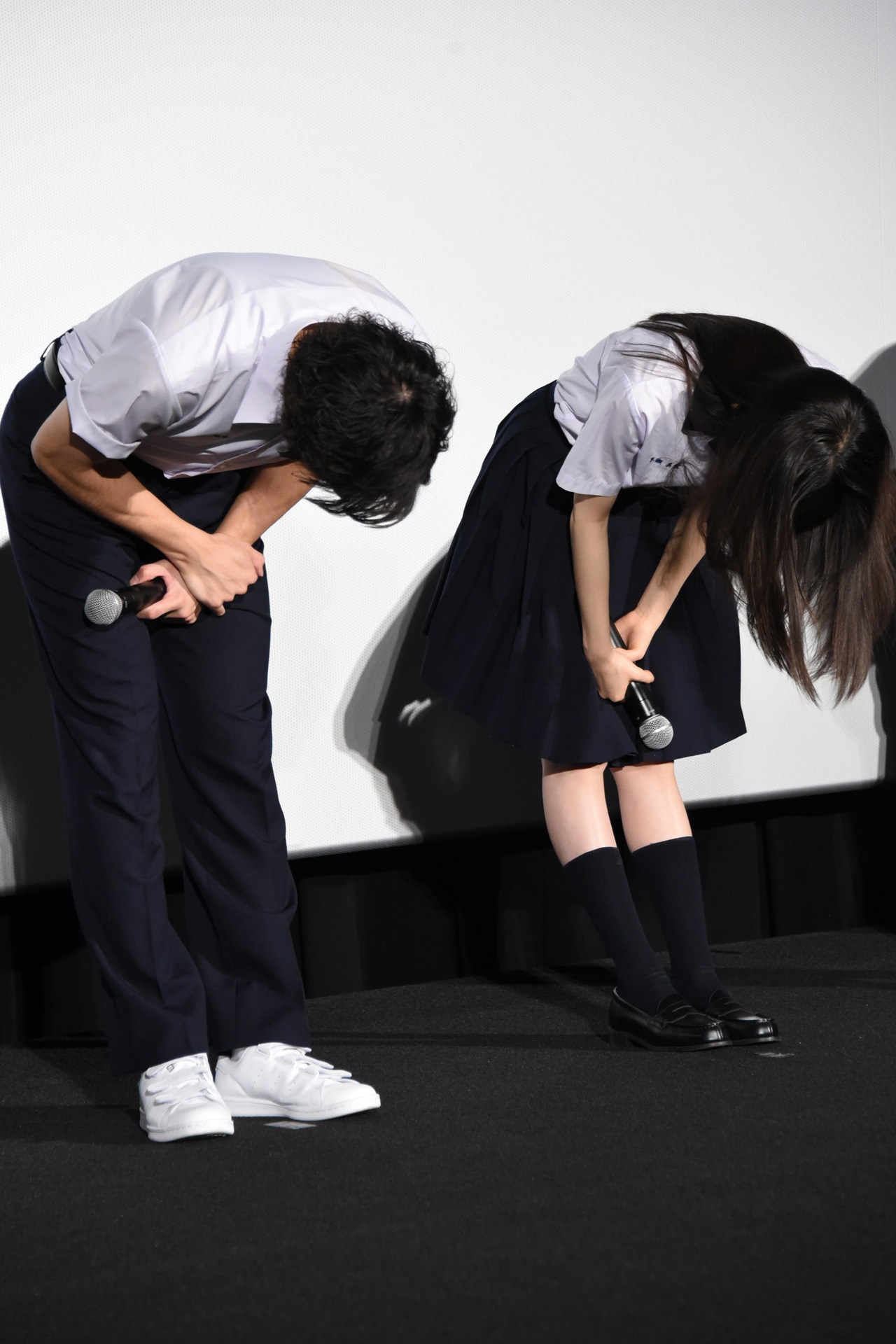 左から礼をする山田裕貴、齋藤飛鳥。