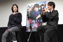 中川大志（右）のモノマネをする伊藤健太郎（左）。