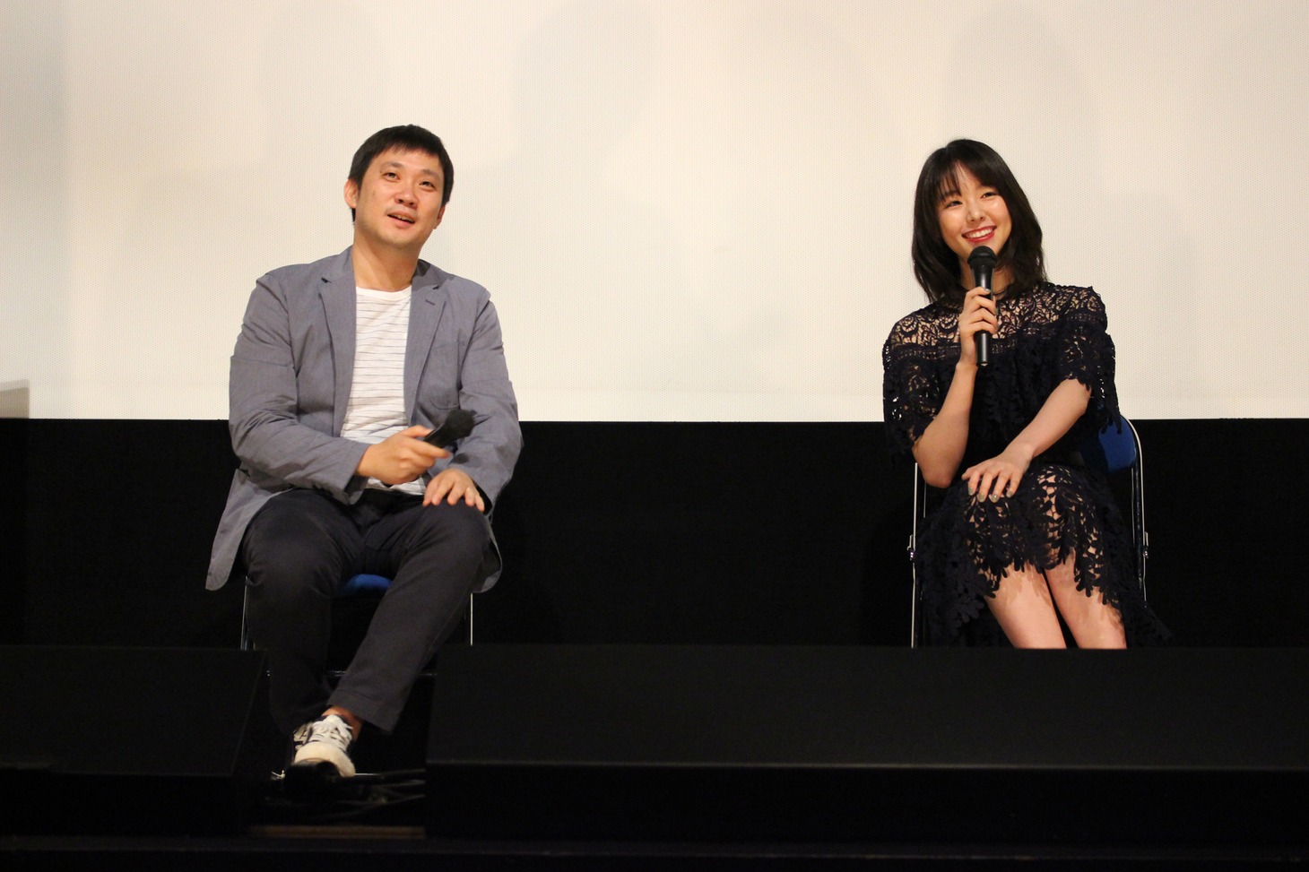 左から濱口竜介、唐田えりか。