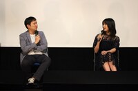 左から濱口竜介、唐田えりか。