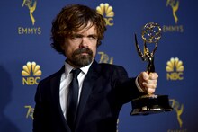 第70回エミー賞ドラマシリーズ部門の助演男優賞を受賞したピーター・ディンクレイジ。（写真提供：JIM RUYMEN / UPI / Newscom / ゼータ イメージ）