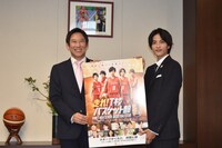 左から鈴木大地、志尊淳。