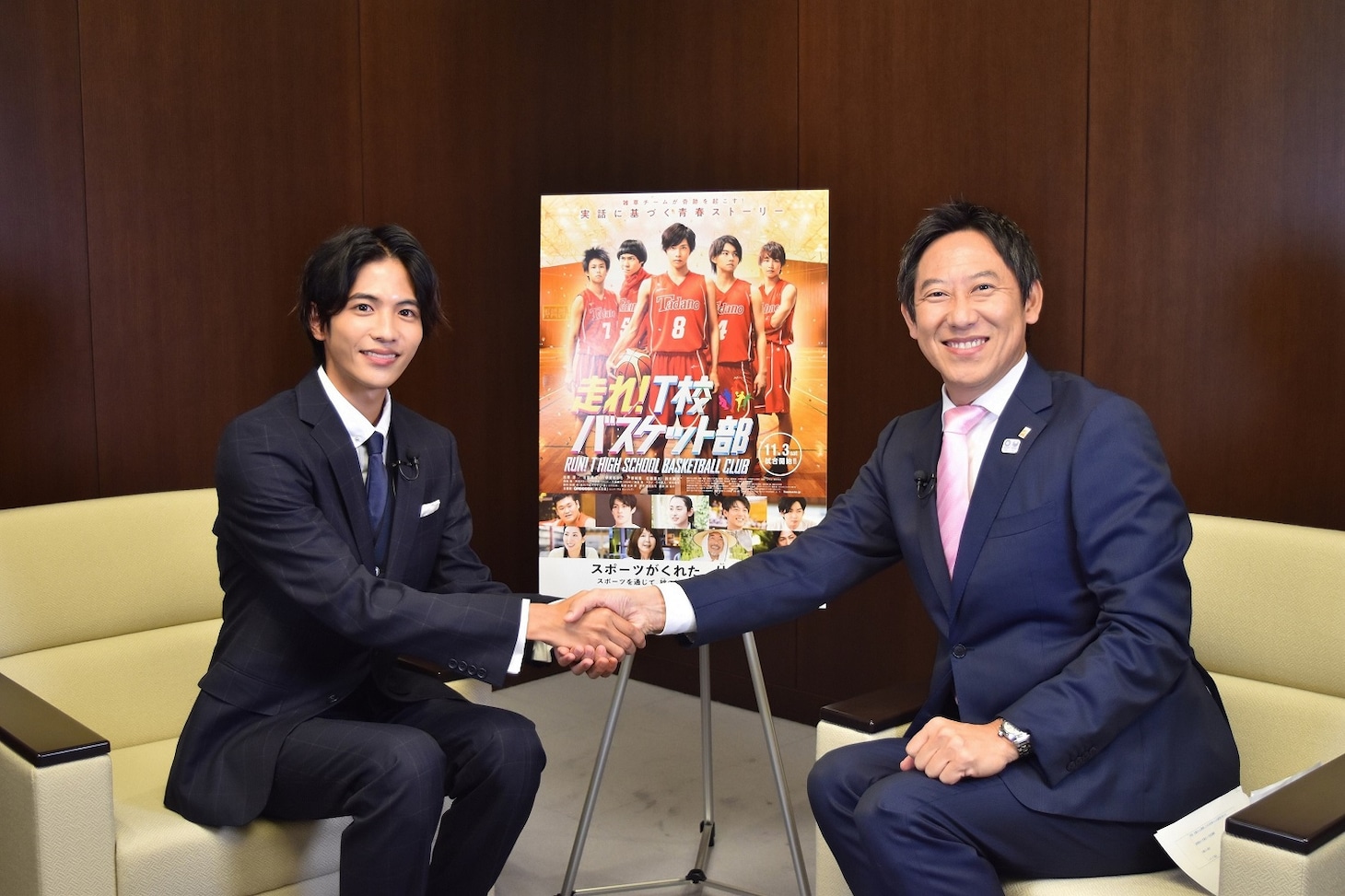 握手を交わす志尊淳（左）と鈴木大地（右）。