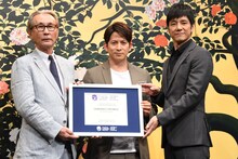 左から木村大作、岡田准一、西島秀俊。