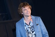 笑顔で登場するジョシュ・ホワイトハウス。