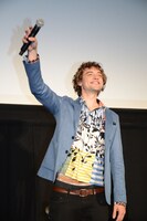 声援に応えるジョシュ・ホワイトハウス。