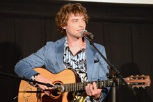 ギターで弾き語りを披露するジョシュ・ホワイトハウス。