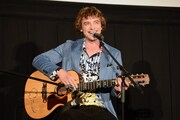 曲を紹介するジョシュ・ホワイトハウス。
