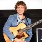 「モダンライフ・イズ・ラビッシュ」主演俳優が来日、ギター弾き語りを披露