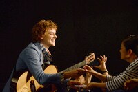 ファンサービスを行うジョシュ・ホワイトハウス。