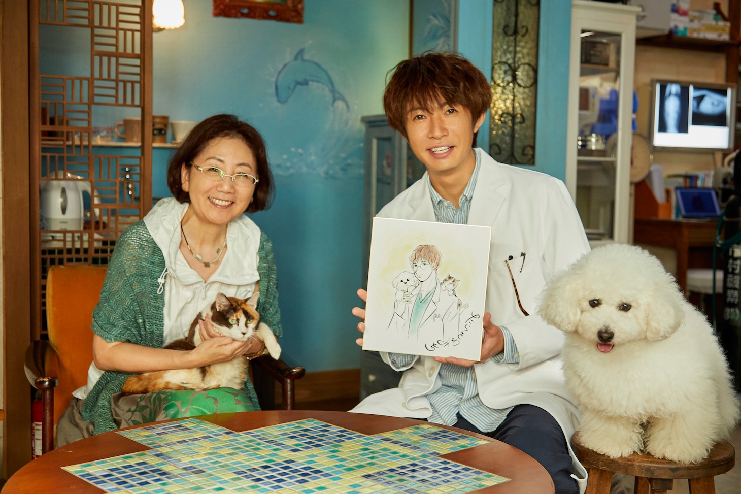猫のオギを抱くたらさわみち（左）、相葉雅紀（中央）、犬のダイキチ（右）。