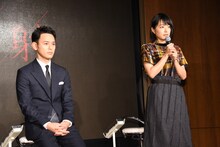 左から妻夫木聡、井上真央。
