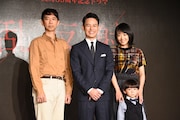 貫井徳郎(左)、妻夫木聡(中央)、井上真央(右奥)、小岸洸琉くん(右手前)。