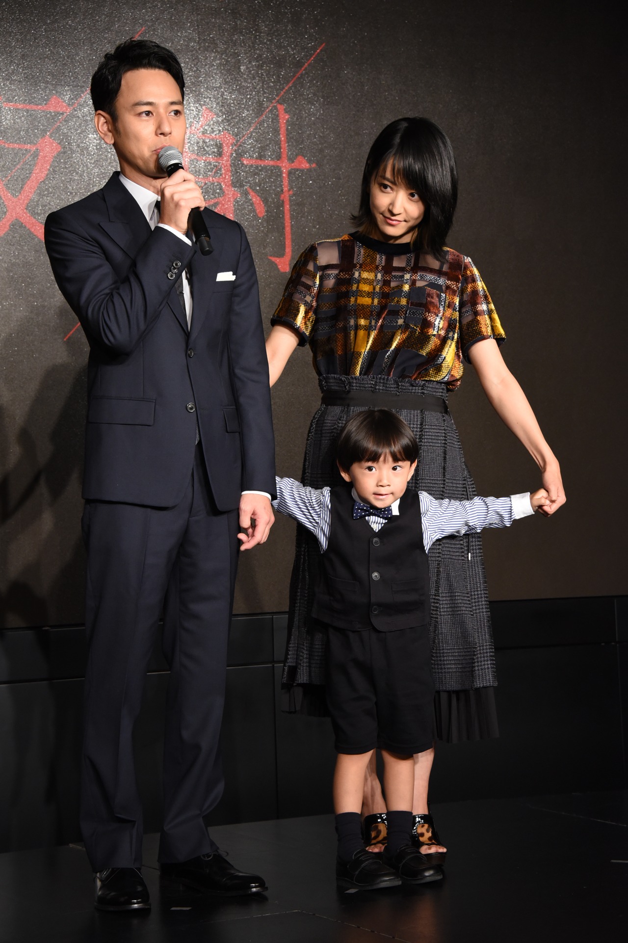 妻夫木聡（左）、井上真央（左奥）、小岸洸琉くん（左手前）。