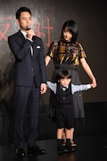 妻夫木聡(左)、井上真央(左奥)、小岸洸琉くん(左手前)。