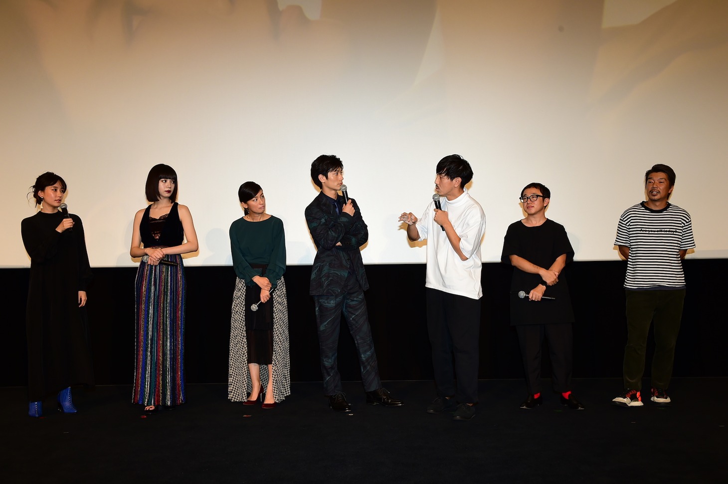 左から水川あさみ、池田エライザ、尾野真千子、三浦春馬、山岸聖太、スミス、横尾初喜。