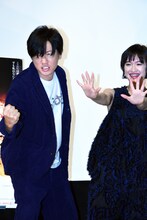 左からポーズを取る井浦新、手を振る門脇麦。