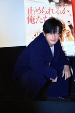 ポーズを取る井浦新。